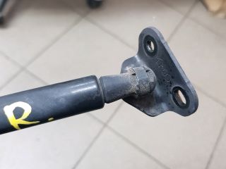 bontott TOYOTA YARIS Gázrugós Kitámasztó Teleszkóp Csomagtérajtó Jobb