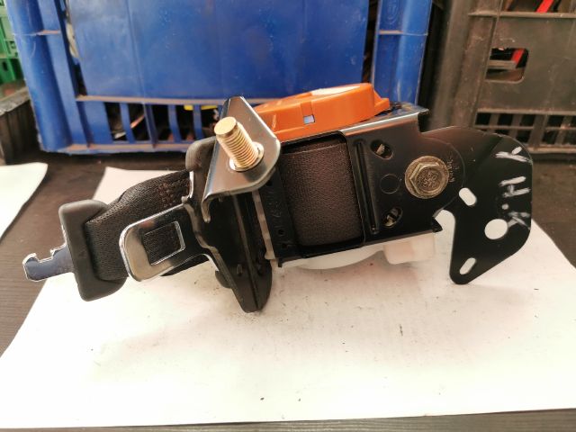 bontott TOYOTA YARIS Hátsó középső Biztonsági Öv