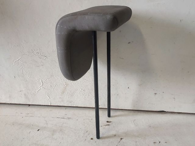 bontott TOYOTA YARIS Hátsó középső Fejtámla