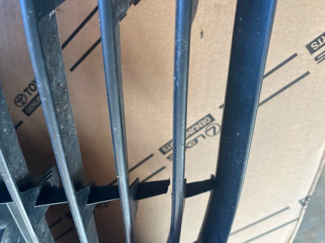 bontott TOYOTA YARIS Hűtőrács