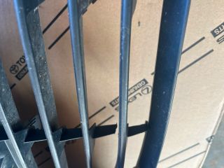 bontott TOYOTA YARIS Hűtőrács