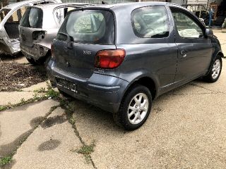 bontott TOYOTA YARIS Hűtőrács