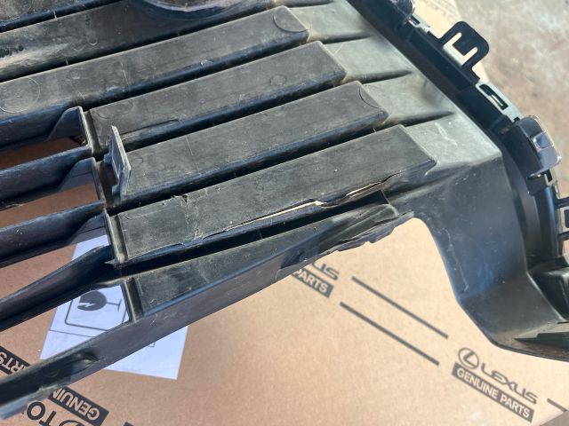 bontott TOYOTA YARIS Hűtőrács