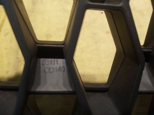 bontott TOYOTA YARIS Hűtőrács