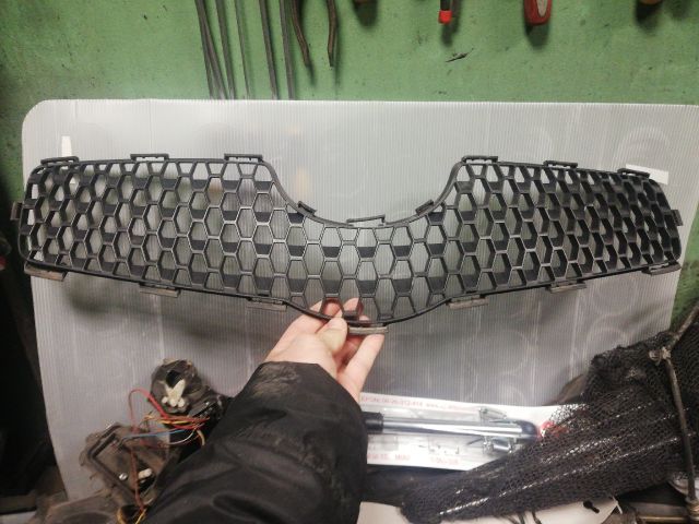 bontott TOYOTA YARIS Hűtőrács