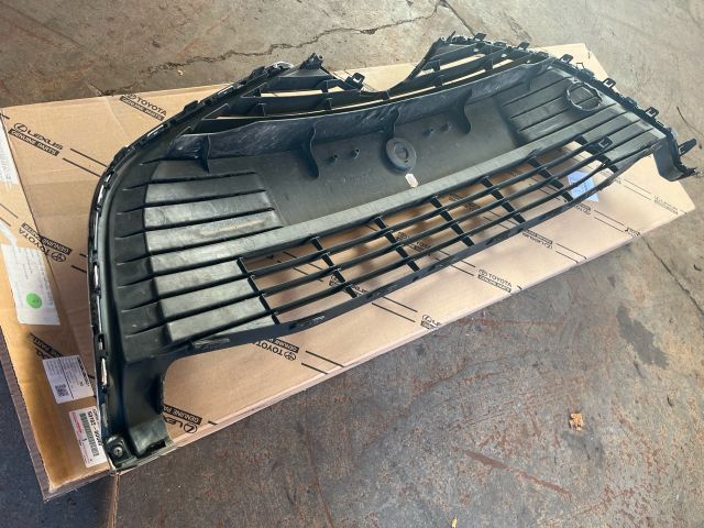 bontott TOYOTA YARIS Hűtőrács