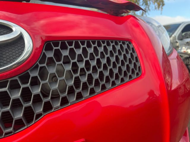 bontott TOYOTA YARIS Hűtőrács