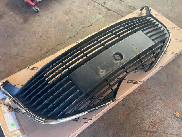 bontott TOYOTA YARIS Hűtőrács