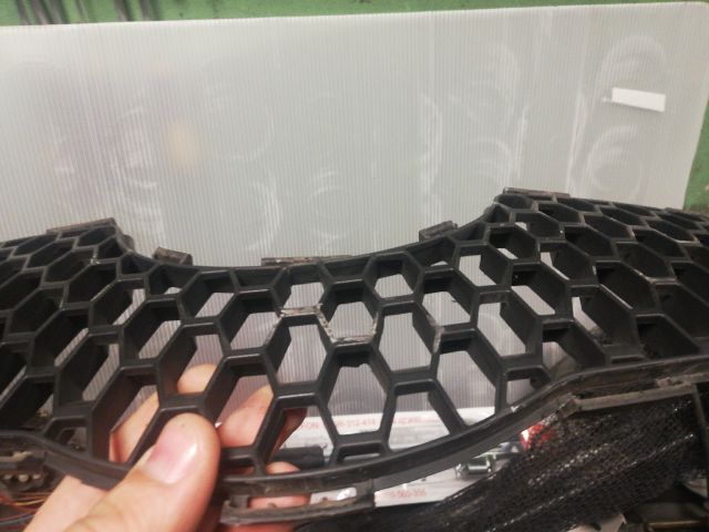 bontott TOYOTA YARIS Hűtőrács