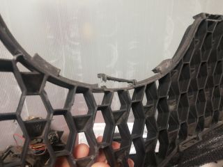 bontott TOYOTA YARIS Hűtőrács