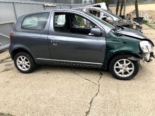 bontott TOYOTA YARIS Hűtőrács