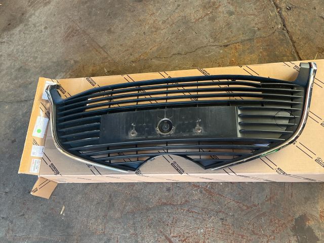 bontott TOYOTA YARIS Hűtőrács