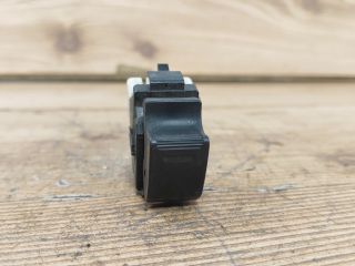 bontott TOYOTA YARIS Jobb első Ablakemelő Kapcsoló