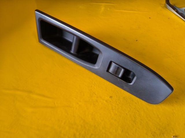 bontott TOYOTA YARIS Jobb első Ablakemelő Kapcsoló