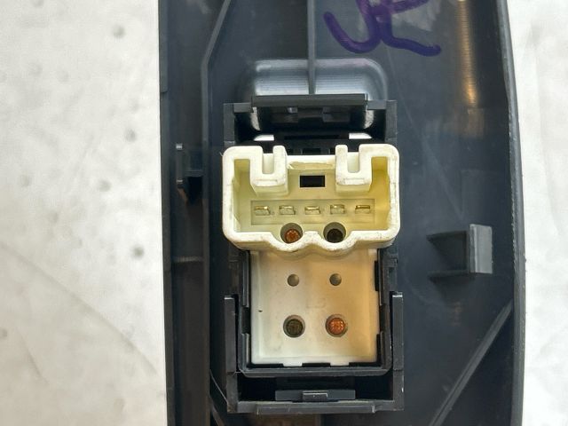 bontott TOYOTA YARIS Jobb első Ablakemelő Kapcsoló