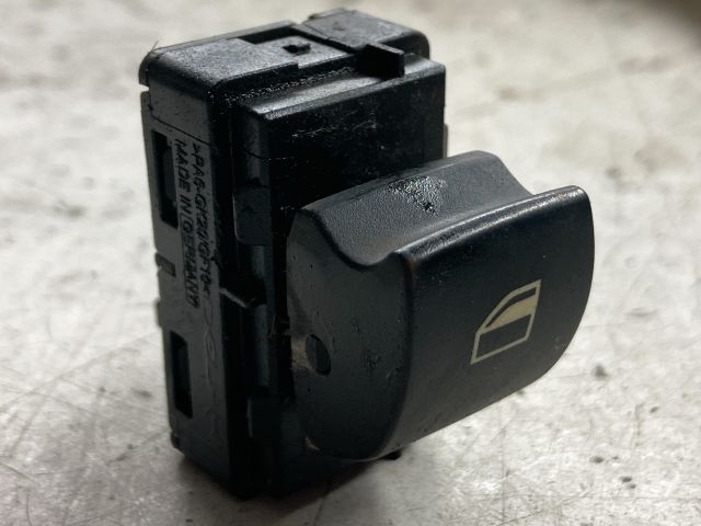 bontott TOYOTA YARIS Jobb első Ablakemelő Kapcsoló