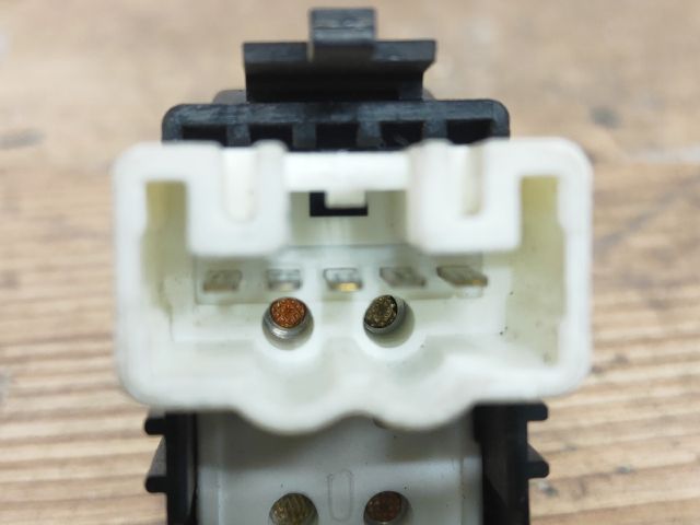 bontott TOYOTA YARIS Jobb első Ablakemelő Kapcsoló