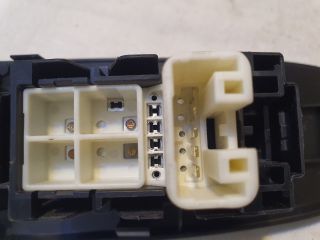 bontott TOYOTA YARIS Jobb első Ablakemelő Kapcsoló