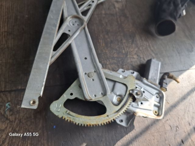 bontott TOYOTA YARIS Jobb első Ablakemelő Szerkezet (Elektromos)