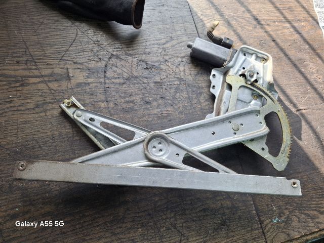 bontott TOYOTA YARIS Jobb első Ablakemelő Szerkezet (Elektromos)