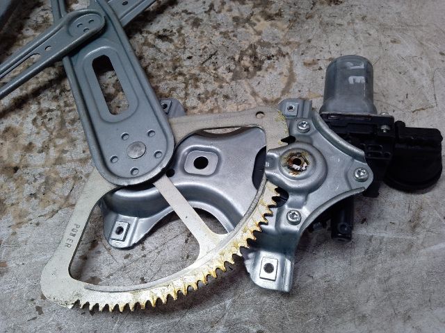 bontott TOYOTA YARIS Jobb első Ablakemelő Szerkezet (Elektromos)