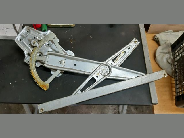 bontott TOYOTA YARIS Jobb első Ablakemelő Szerkezet (Mechanikus)