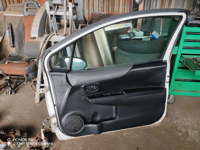 bontott TOYOTA YARIS Jobb első Ajtó (Részeivel)