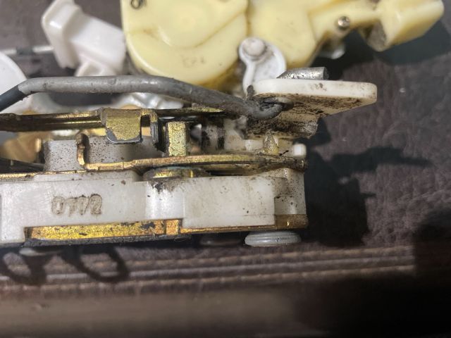 bontott TOYOTA YARIS Jobb első Ajtózár