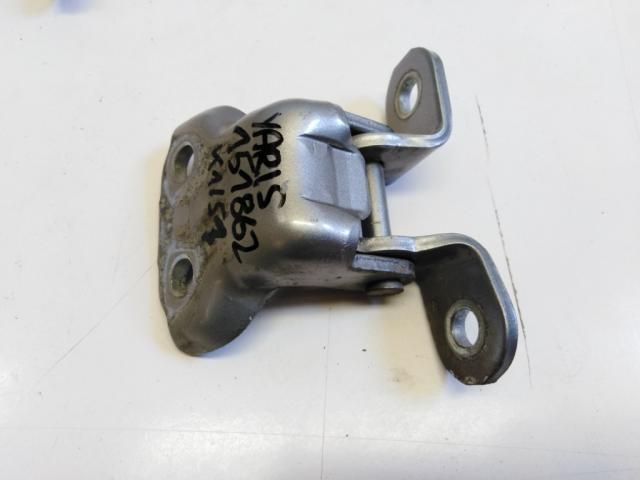 bontott TOYOTA YARIS Jobb első Alsó Zsanér