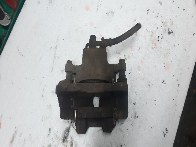 bontott TOYOTA YARIS Jobb első Féknyereg Munkahengerrel