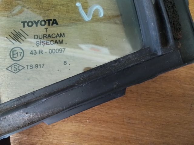 bontott TOYOTA YARIS Jobb első Fixüveg (Ajtóban)