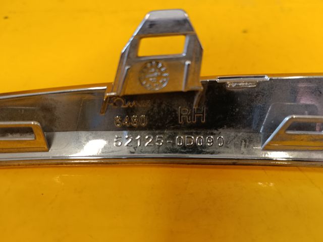 bontott TOYOTA YARIS Jobb első Lökhárító Díszléc