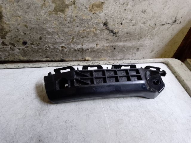 bontott TOYOTA YARIS Jobb első Lökhárító Tartó (Műanyag)