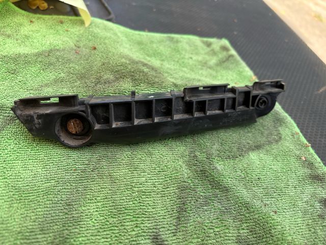 bontott TOYOTA YARIS Jobb első Oldal Lökhárító Tartó (Műanyag)