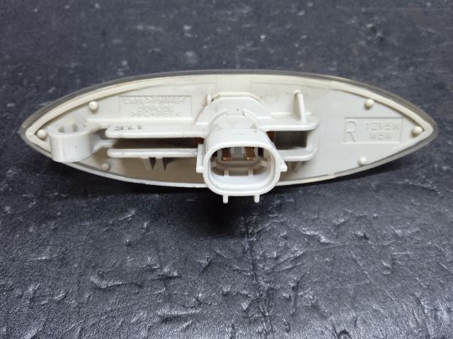 bontott TOYOTA YARIS Jobb első Sárvédő Irányjelző