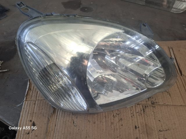 bontott TOYOTA YARIS Jobb Fényszóró