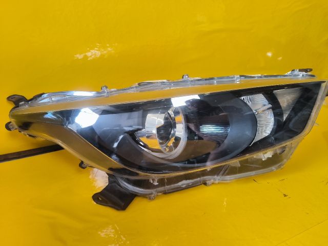 bontott TOYOTA YARIS Jobb Fényszóró