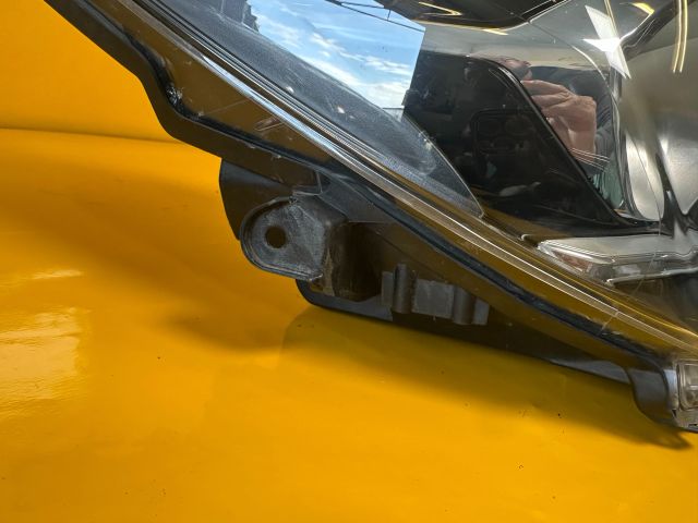 bontott TOYOTA YARIS Jobb Fényszóró