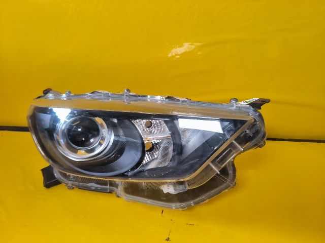 bontott TOYOTA YARIS Jobb Fényszóró