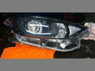 bontott TOYOTA YARIS Jobb Fényszóró