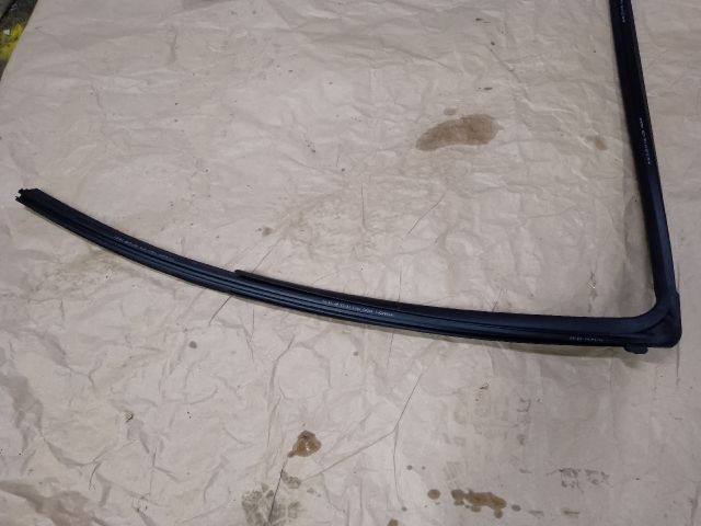 bontott TOYOTA YARIS Jobb hátsó Ablakvezető Gumi