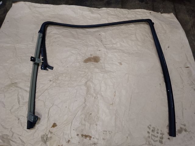 bontott TOYOTA YARIS Jobb hátsó Ablakvezető Gumi