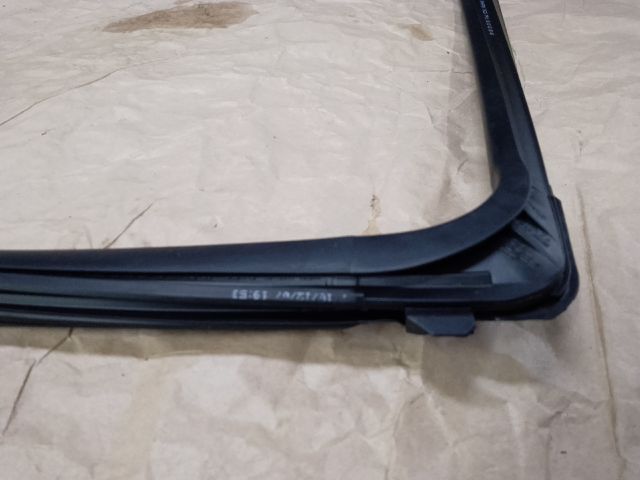 bontott TOYOTA YARIS Jobb hátsó Ablakvezető Gumi