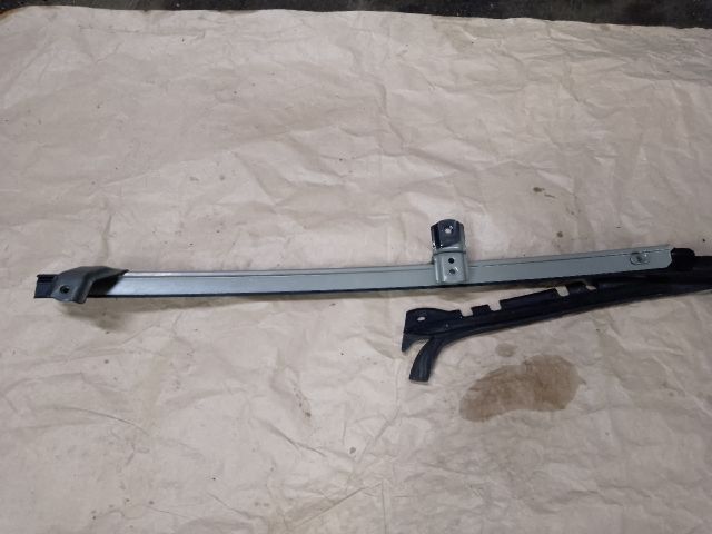 bontott TOYOTA YARIS Jobb hátsó Ablakvezető Gumi