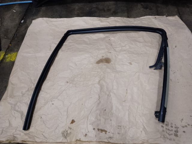 bontott TOYOTA YARIS Jobb hátsó Ablakvezető Gumi