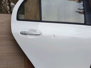 bontott TOYOTA YARIS Jobb hátsó Ajtó (Részeivel)