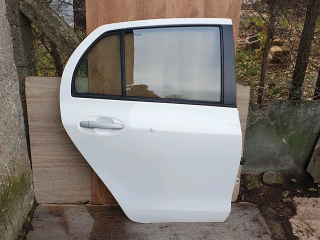 bontott TOYOTA YARIS Jobb hátsó Ajtó (Részeivel)
