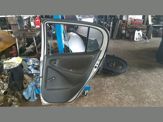 bontott TOYOTA YARIS Jobb hátsó Ajtó (Részeivel)