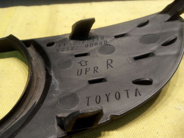 bontott TOYOTA YARIS Jobb Ködfényszóró Lámpakeret