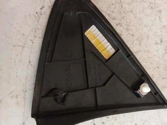 bontott TOYOTA YARIS Jobb Sárvédő Csavar Burkolat